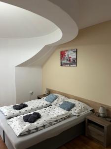 A bed or beds in a room at Kondé Apartments A