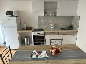 A kitchen or kitchenette at Kondé Apartments A