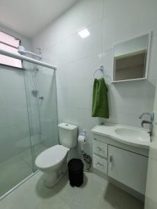 ein Badezimmer mit Dusche, Toilette und Waschbecken in der Unterkunft Sobrado a 200m da Praia e Orla, 02 QTS com ar condicionado in Aracaju