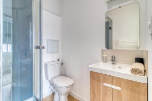カンブレーにある1225Locationのバスルーム(トイレ、洗面台、シャワー付)