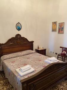 una camera da letto con un letto e due asciugamani di Civico 11 Holiday Home a Collepasso