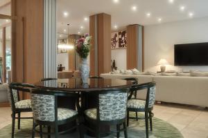 فندق غولدن صن  في أثينا: غرفة طعام مع طاولة وكراسي وأريكة