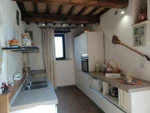 Il comprend une petite cuisine équipée d'un évier et d'une cuisinière. dans l'établissement Vecchio Casale Quercetino - Il forno, à Montenero
