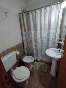 uma casa de banho com um WC e um lavatório em Cabañas de Ayui em Concordia