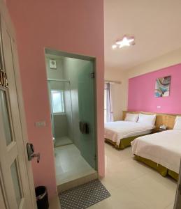 台東市的住宿－好時光電梯民宿，客房设有两张床和步入式淋浴间。