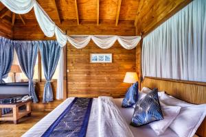 Postel nebo postele na pokoji v ubytování Fihalhohi Maldives