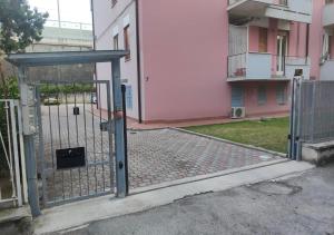 een poort voor een gebouw bij Pescara Love in Pescara
