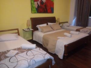 1 dormitorio con 2 camas y un cuadro en la pared en Studio do Carmo Boutique Hotel, en Salvador