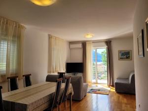 Sala de estar con cama, sofá y TV en Apartments Kovacic, en Omiš