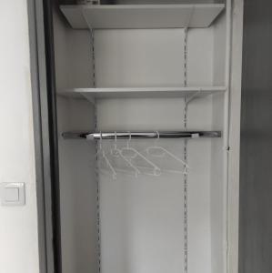 una porta frigorifero aperta con scaffali di studio 30m2 a Arles