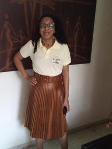 薩爾瓦多的住宿－卡爾穆精品一室公寓酒店，穿着白色衬衫和棕色裙子的女人