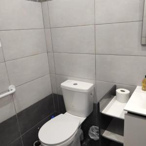 een kleine badkamer met een toilet en een wastafel bij studio 30m2 in Arles