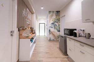 una cocina con refrigerador y encimera en My Home Catania Rooms, en Catania