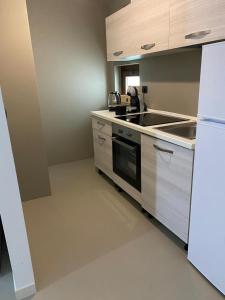 una cocina con estufa y refrigerador en Maison Calefati, en Bari