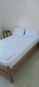1 cama grande con marco de madera en una habitación en Vagelis Nemea apartments, en Neméa