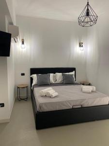 Un dormitorio con una cama con dos toallas encima. en Maison Calefati, en Bari 12 fotos más