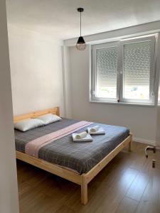 um quarto com uma cama com duas toalhas em Lanada Apartment Skopje em Skopje