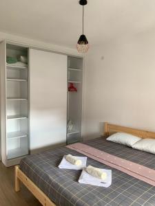 um quarto com uma cama com duas toalhas em Lanada Apartment Skopje em Skopje