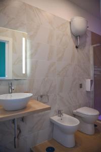 A bathroom at Napoli Central Gate