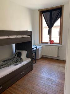 a bedroom with a bunk bed and a window at Burgerwoning bij Brugge in Bruges