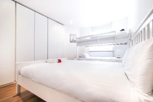 biała sypialnia z dużym białym łóżkiem w obiekcie Grandeur 3 Bedroom Flat in London, Mayfair HY3 w Londynie