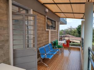 een patio met stoelen en een tafel op een balkon bij BomaBnB Holiday Homes in Nairobi