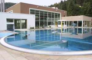 Bazén v ubytování Land-gut-Hotel Landgasthof Hotel Ochsen nebo v jeho okolí