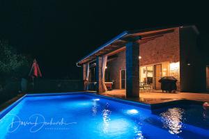 Bazén v ubytování Island Villa Adriana with heated pool and sauna nebo v jeho okolí