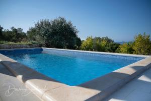 Bazén v ubytování Island Villa Adriana with heated pool and sauna nebo v jeho okolí