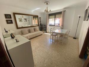 sala de estar con sofá y mesa en Apartamento Familiar En Barrio Reina Victoria, en Huelva