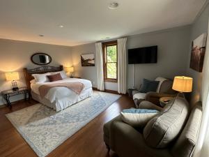 a bedroom with a bed and a couch at Lovill House Inn in Boone