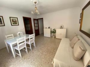salon ze stołem i kanapą w obiekcie Apartamento Familiar En Barrio Reina Victoria w mieście Huelva