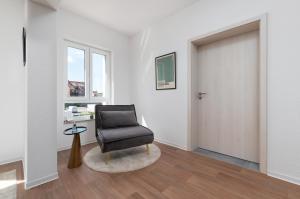 奎德林堡的住宿－Design-Wohnung, Altstadt, Parkplatz, NETFLIX，门房里的一张黑椅子