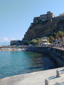 Blick auf einen Strand mit Sonnenschirmen und das Meer in der Unterkunft Casa Vacanze Silvia in Pizzo