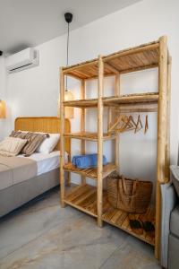 ein Schlafzimmer mit einem Etagenbett aus Holz und einem Etagenbett in der Unterkunft LA MER Suite 2 in Matala