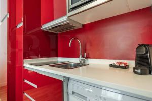 Kuchnia lub aneks kuchenny w obiekcie Intimate apartment by Picasso Museum by REMS