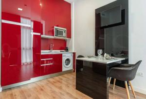 Kuchnia lub aneks kuchenny w obiekcie Intimate apartment by Picasso Museum by REMS