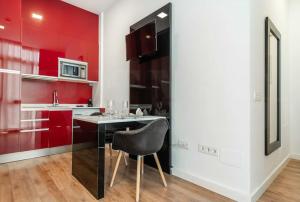 Kuchnia lub aneks kuchenny w obiekcie Intimate apartment by Picasso Museum by REMS
