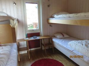 a room with two bunk beds and a desk at Enebackens Kraftkälla in Tvååker