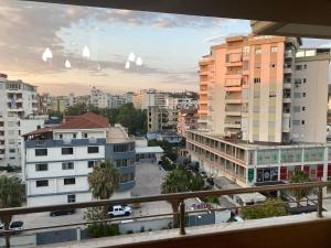 desde el balcón de una ciudad con edificios en Vlora Stadium 2 BR Central Apartment, en Vlorë