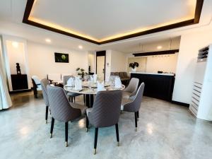 a dining room with a table and chairs at City Inn Vientiane in Vientiane