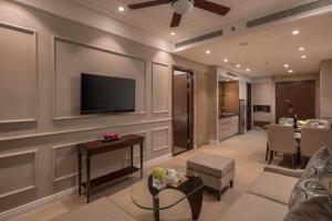 Et tv og/eller underholdning på Beachfront Luxury Apartment in Altara Building - Da Nang