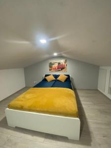熱舒夫的住宿－Szklane Tarasy Grabskiego，一间卧室配有一张带黄色毯子的大床