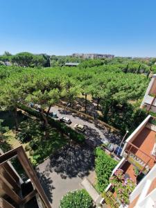 uma vista sobre um jardim com árvores e arbustos em Guest House DEA OPI em Roma