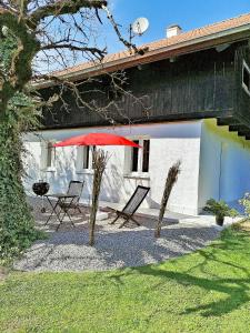 Fotografie z fotogalerie ubytování Münsing Nähe Starnberger See, schöne Ferienwohnung, Gästewohnung 125qm EG und OG KONTAKTFREI v destinaci Münsing