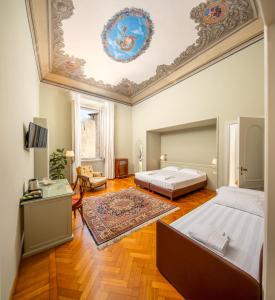 1 dormitorio con 2 camas y techo en L'Antica Porta Boutique B&B, en Florencia
