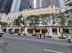 馬尼拉的住宿－Tranquil Manor at Uptown BGC，一群人沿着大楼前的街道走着