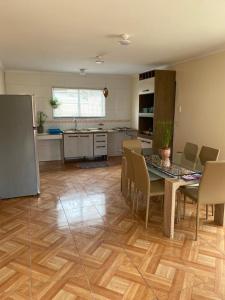 eine Küche und ein Esszimmer mit einem Tisch und Stühlen in der Unterkunft Casa para 4 personas, en El Quisco Norte in El Quisco