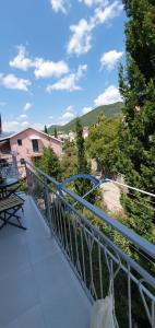 uma varanda com vista para a cidade em Apartments Maxim em Tivat