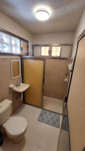 ein Bad mit einem WC und einem Waschbecken in der Unterkunft Hotel Koox Jool Bacalar in Bacalar